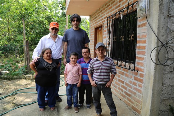 Dr. Jaime Guevara-Aguirre (à gauche) et Dr Valter Longo (à droite) avec des patients du syndrome de Laron qui sont protégés du cancer et du diabète.