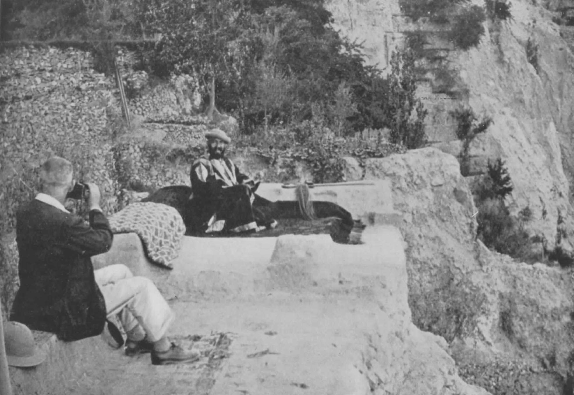 Hunza - David Lorimer prenant une photo du Mir Muhammad Nazím Khán sur un flanc de montagne à Báltit