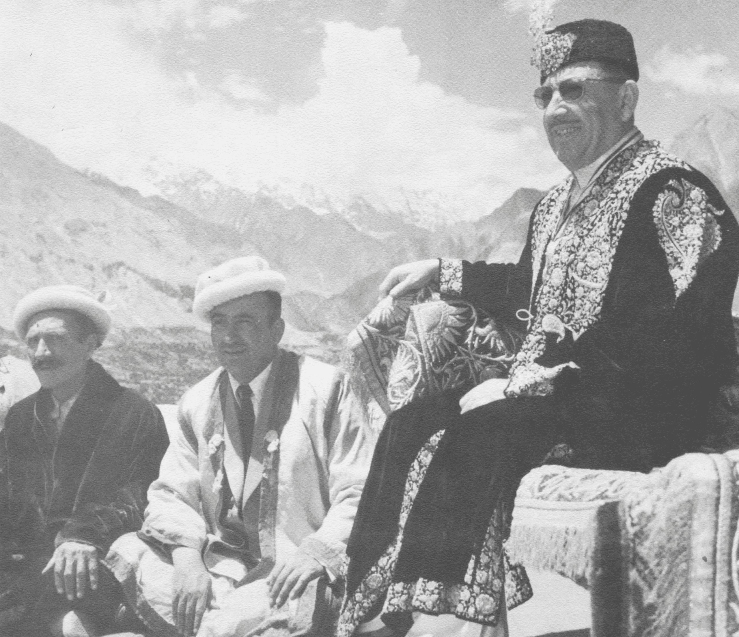 Hunza - Un vétéran de village réputé être âgé de 120 ans, le vizir Inayat Ullah Beg et le Mir Muhammad Jamal Khan