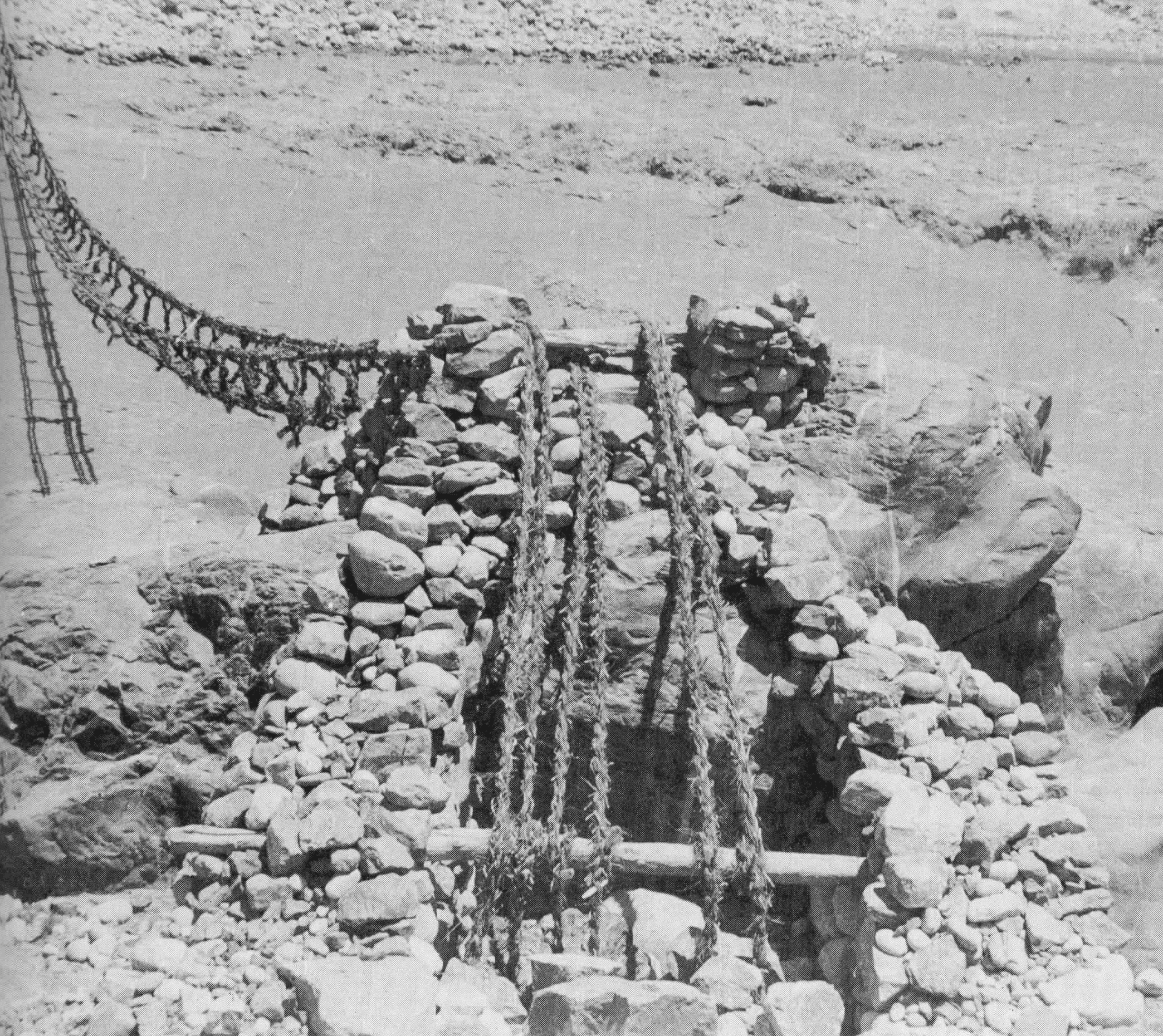 Un pont de cordes sur la route menant au Hunza